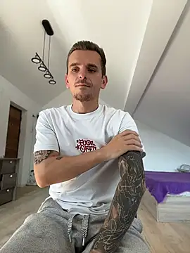 Huge_cock22cm 网络视讯表演