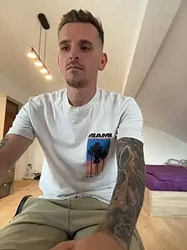 Huge_cock22cm Adlı Modelin Web Kamerası Şovu