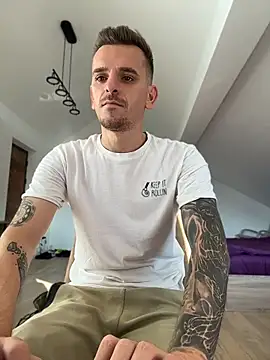Pokazy przed kamerką – Huge_cock22cm