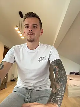 Pokazy przed kamerką – Huge_cock22cm