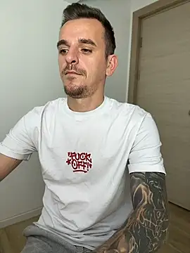Pokazy przed kamerką – Huge_cock22cm