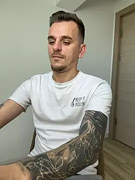 Huge_cock22cm 网络视讯表演