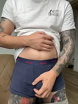Pokazy przed kamerką – Huge_cock22cm