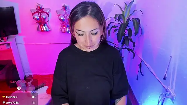 LucyStrike_ Show in webcam