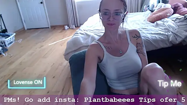 Plantbabeee: онлайн-секс-чат