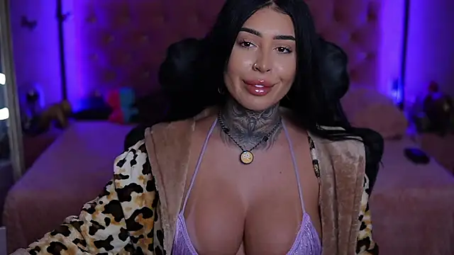 AarisBlack Show in webcam