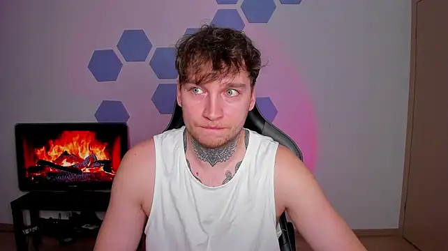 Chris_Tyson Show in webcam