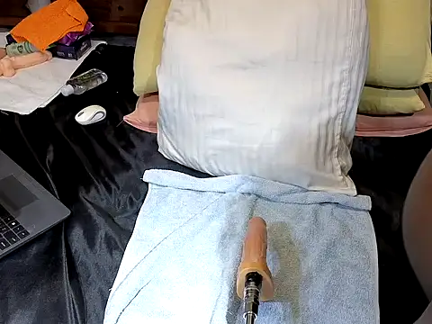 Horny-Nougatbaby Show in webcam