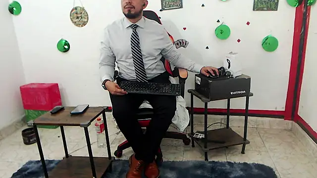 Show modela KalethBigDick na web-kameri