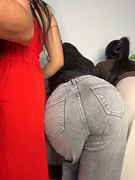 Miss__Malaika: διαδικτυακό σόου στην κάμερα