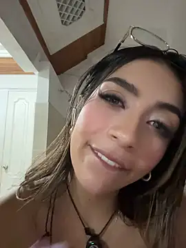 Atenea_cute21: διαδικτυακό σόου στην κάμερα