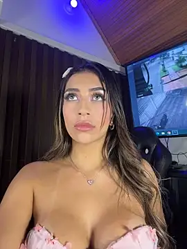 Atenea_cute21: διαδικτυακό σόου στην κάμερα