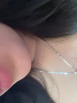 sanya-27: διαδικτυακό σόου στην κάμερα