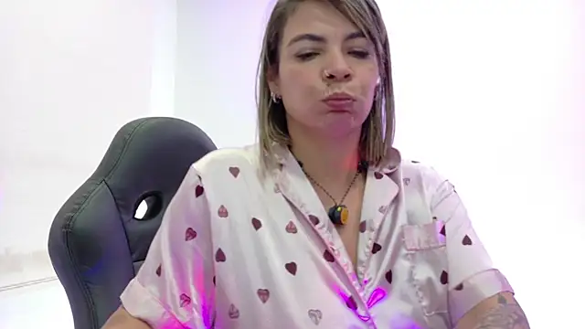 Chat +18 de charlotedoll ao vivo