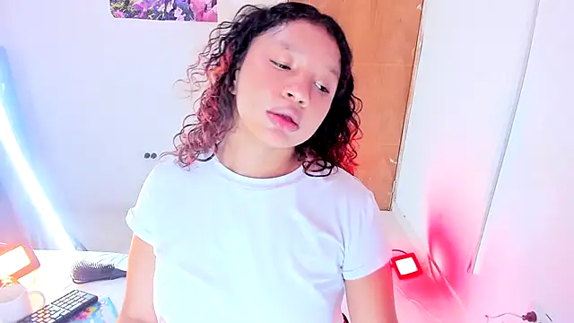 Emily_Coper18のライブXXXチャット