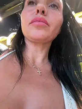 Show modela KimKelly13 na web-kameri