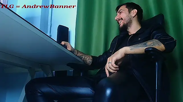 AndrewBanner Adlı Modelin Canlı XXX Sohbeti