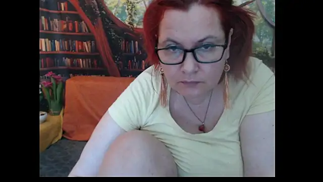 PlayfullMature Show in webcam