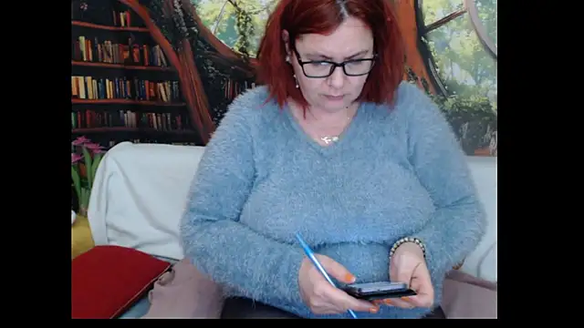 PlayfullMature Show in webcam