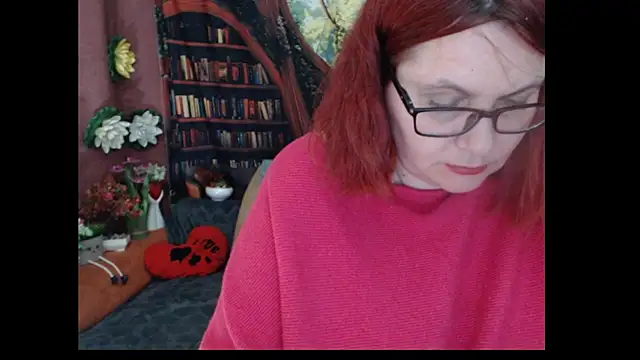 PlayfullMature Show in webcam