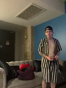 Show modela IttyBittyVinny na web-kameri