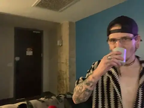 IttyBittyVinny's Webcam Show