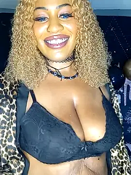 AmazonianMistress Show in webcam