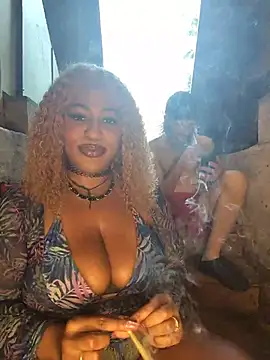 Show modela AmazonianMistress na web-kameri