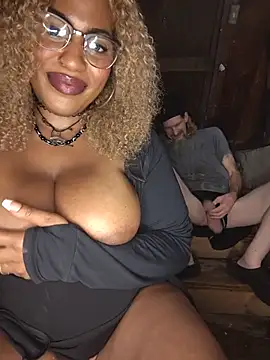 AmazonianMistress Adlı Modelin Web Kamerası Şovu