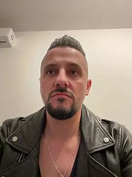 InsaneMattt Show in webcam