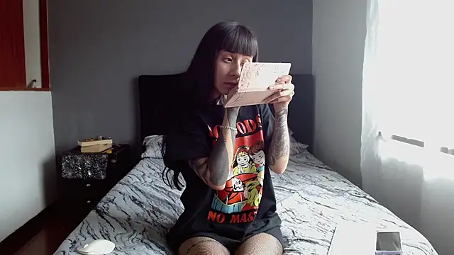 Emilia_1995 Adlı Modelin Canlı XXX Sohbeti