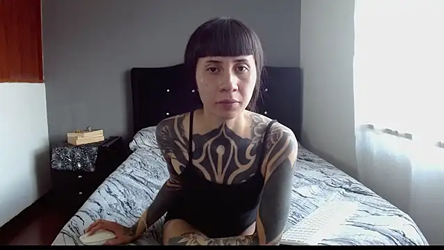 Emilia_1995 Chat XXX live