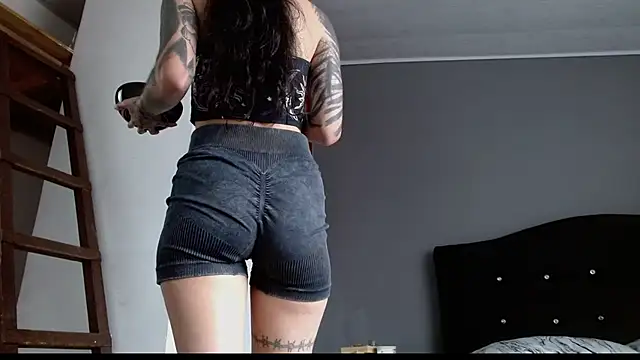 Emilia_1995's Live XXX Chat