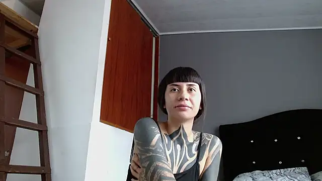 Emilia_1995 Adlı Modelin Canlı XXX Sohbeti