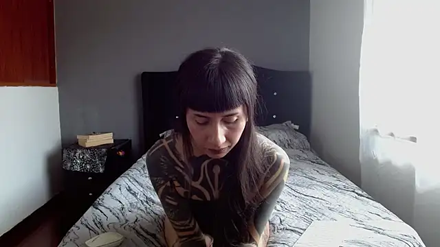 Emilia_1995 Live XXX Chat