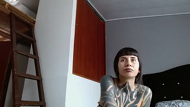 Emilia_1995 Adlı Modelin Canlı XXX Sohbeti