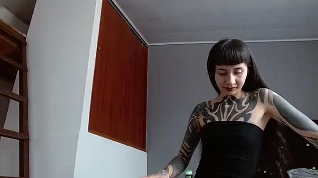 Emilia_1995's Live XXX Chat