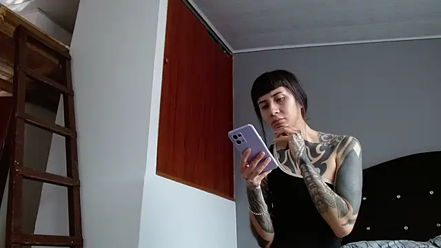 Emilia_1995 XXX чат на живо