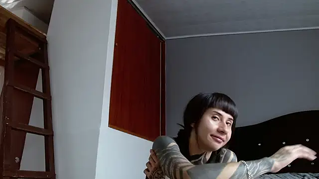 Emilia_1995 Live XXX-Chat
