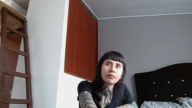 Emilia_1995 Chat XXX live