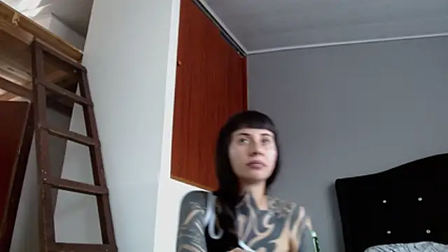 دردشة Emilia_1995 الجنسية المباشرة