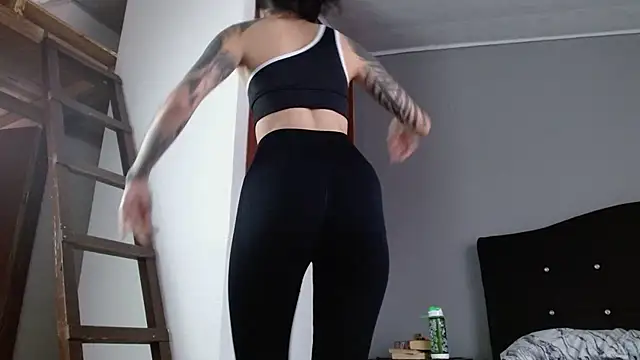 Emilia_1995's Live XXX Chat