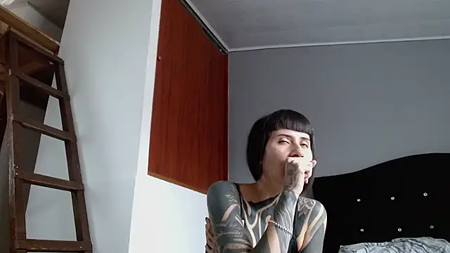 Emilia_1995's Live XXX Chat
