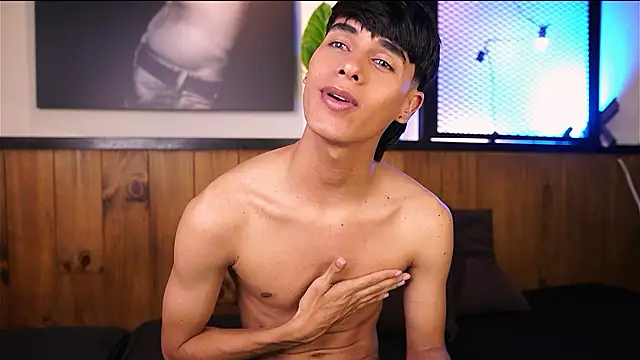 Show modela andrewortix na web-kameri