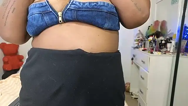 Chat +18 de charlotte_077 ao vivo