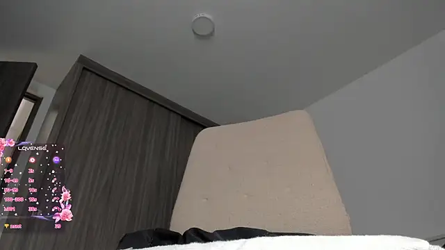 laura-hills18 – live chatrum