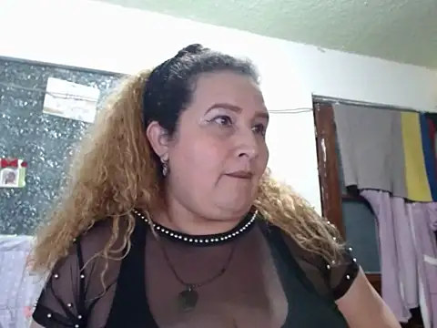 Perla1981--'s Live XXX Chat