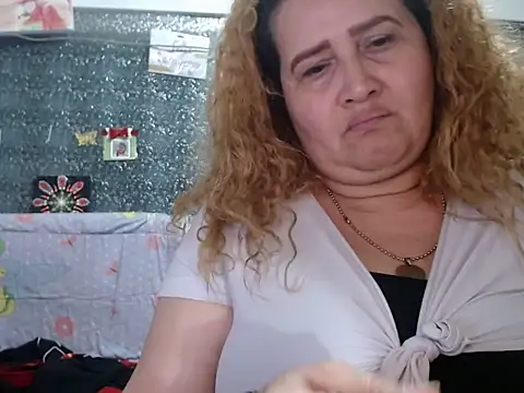 Perla1981--'s Live XXX Chat