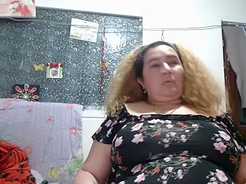 Perla1981-- live XXX chat