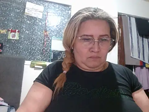 Perla1981--'s Live XXX Chat